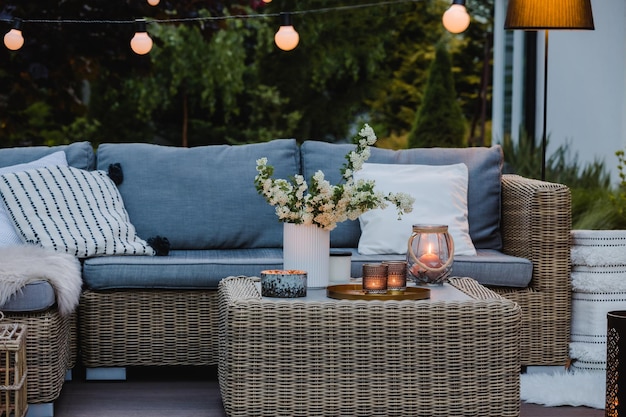 Soirée d'été sur le patio d'une belle maison de banlieue avec jardin