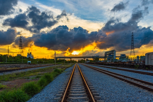 Soirée à la gare et train avec des wagons.