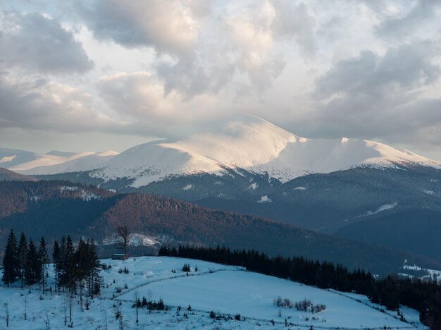Photo soirée d'hiver jour nuageux crête de montagne
