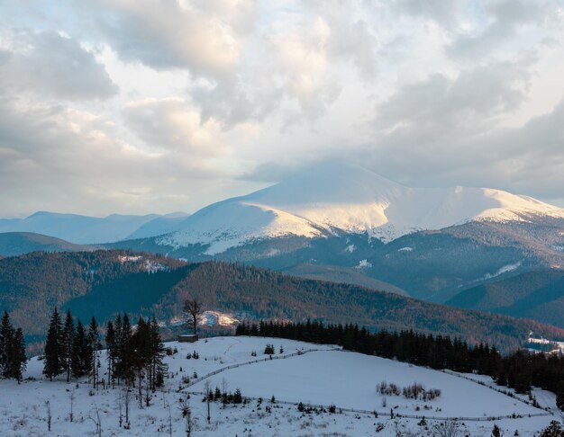 Photo soirée d'hiver journée nuageuse couverte de neige crête montagneuse des alpes ukraine montagnes des carpates chaîne de chornohora hoverla petros et autres montagnes vue sur le paysage du col de yablunytsia