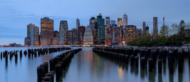 Soirée d'horizon de bâtiments de manhattan de new york city