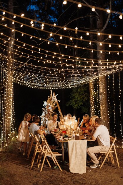 Soirée mariage dîner en famille dans la forêt