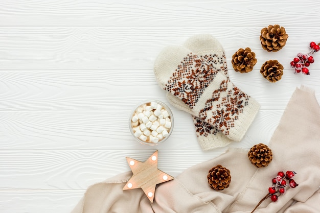 Soirée de Noël confortable avec plat de cacao en bois blanc