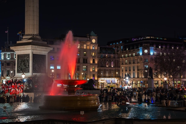 La soirée de Noël à Trafalgar Square avec la fontaine festive de Londres