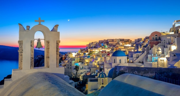 Soirée romantique panorama nocturne de l'île de Santorin Grèce Nuit pittoresque sur la célèbre station balnéaire grecque Oia Grèce Europe