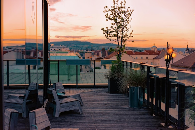 Soirée romantique à la terrasse d'un café de rue typique en plein air, dans le vieux centre-ville. Lieu de restaurant avec tables et chaises à Wien. Barre et cafétéria autrichiennes de ville après coucher du soleil