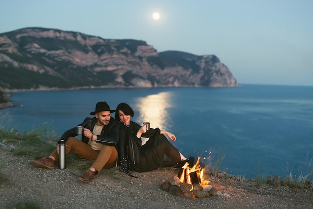 Soirée romantique avec thé ou café à la montagne au coin du feu avec vue sur la mer