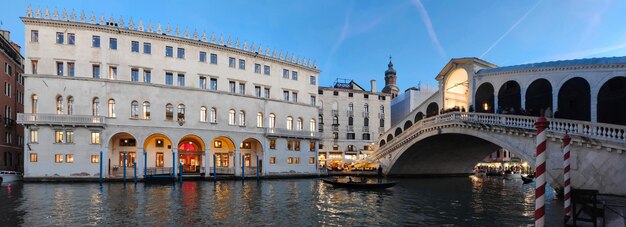 Soirée romantique vue sur le pont du Rialto à Venise Italie