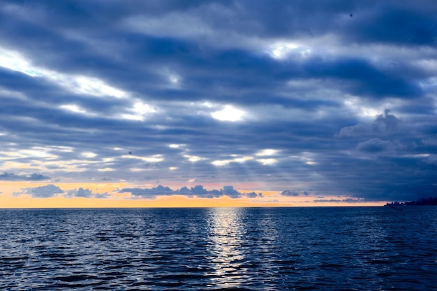 Soirée tranquille au bord de la mer