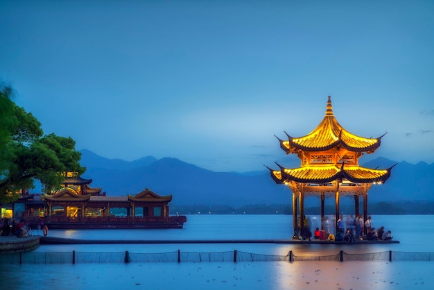 Une soirée tranquille à la pagode orientale du lac