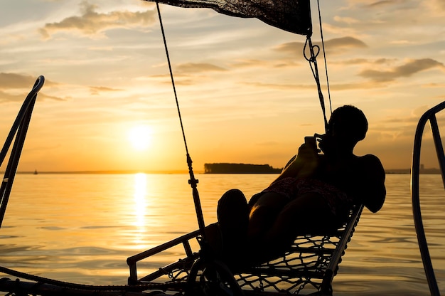 une soirée tranquille et romantique en yacht sur une mer calme