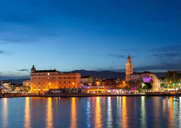 Soirée ville de Split en Croatie reflet des lumières de la ville nocturne