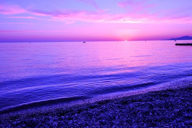 Soirée violette au bord de la mer