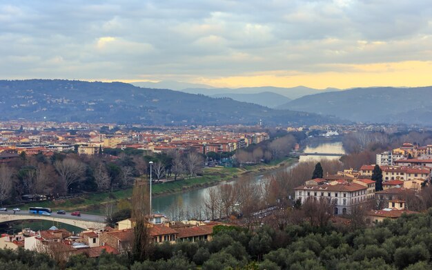 Soirée vue de dessus de la ville de Florence (Italie, Toscane) sur le fleuve Arno.