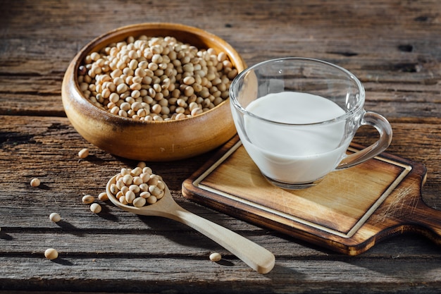 soja au lait sur une table en bois