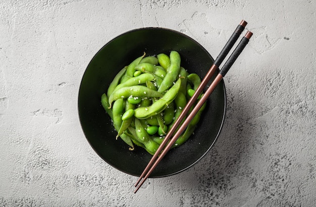 Soja edamame cuit à la vapeur sur fond de béton gris vue d'en haut