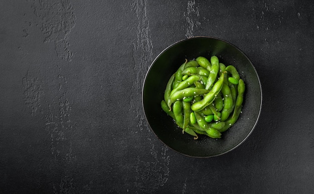 Soja Edamame sur fond noir Vue d'en haut de l'espace de copie