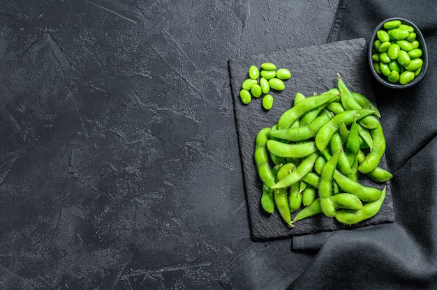 Soja edamame vert cru sur fond noir