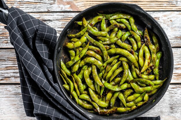 Soja edamame vert cuit dans une casserole, nourriture japonaise. Vue de dessus