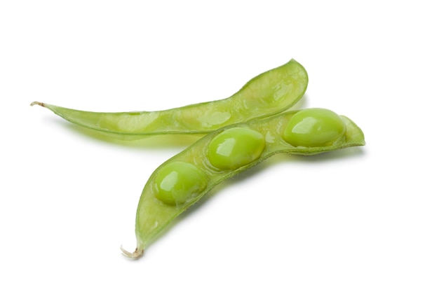 Soja vert frais dans une gousse isolée sur fond blanc gros plan