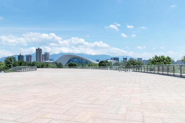 Sol en brique vide et paysage urbain contre un ciel ensoleillé