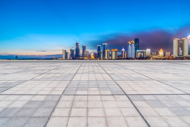 Le sol de marbre vide et la ville de Suzhou.