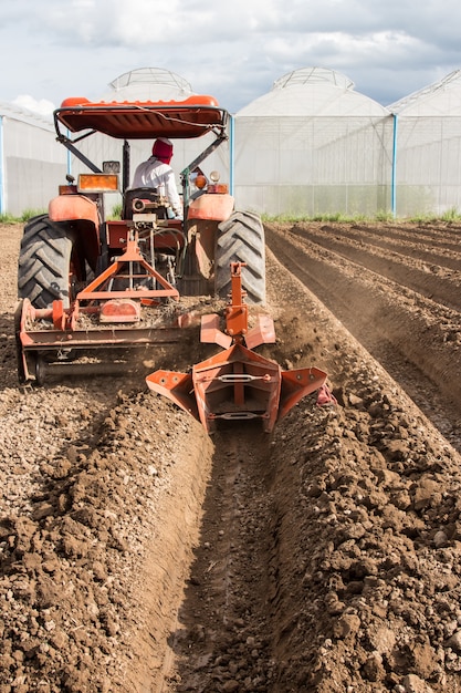 sol de préparation de tracteur travaillant dans l&#39;agriculture de champ.