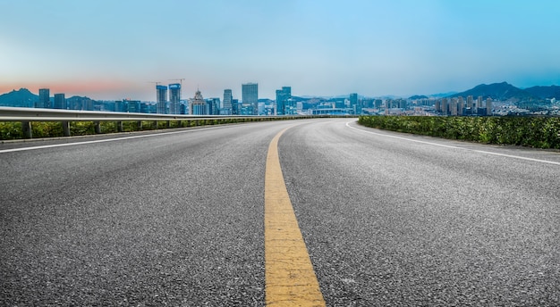 Le sol routier et le paysage architectural urbain