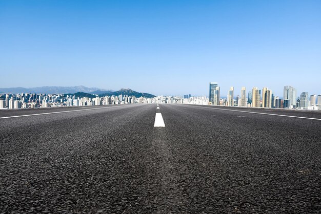 Sol routier et paysage urbain