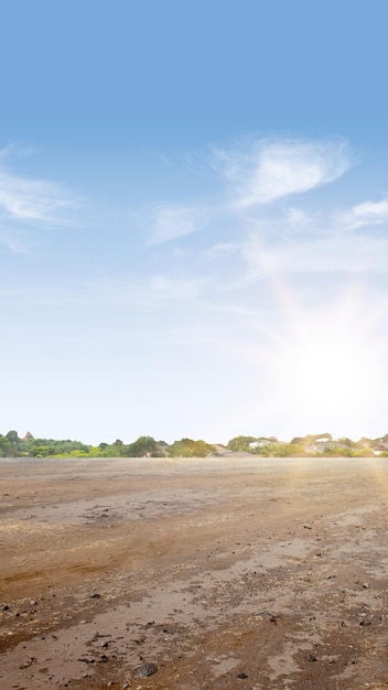 Le sol sur le terrain avec le fond de ciel bleu