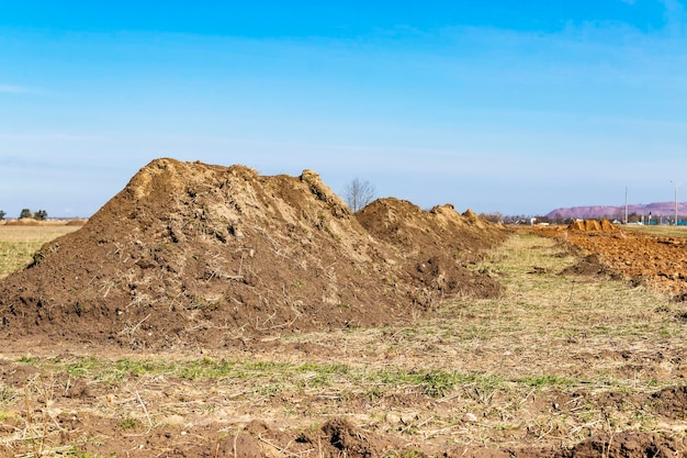 Sol sur terre comme texture et arrière-plan Avertissement ou ruban de protection sur un chantier de construction