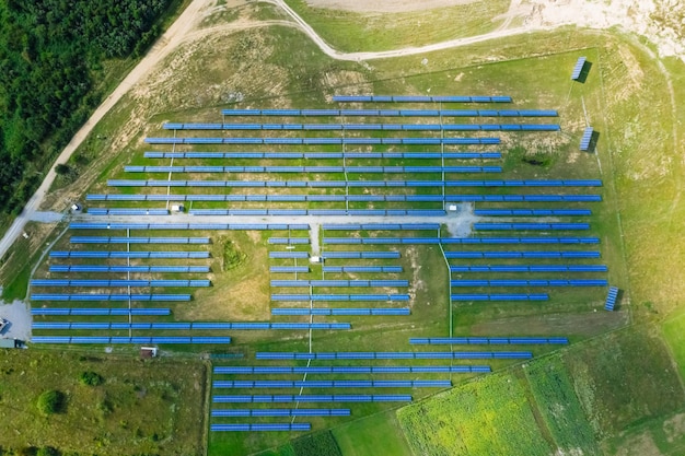 Solaire photovoltaïque aérien Paysage industriel avec différentes ressources énergétiques Développement durable
