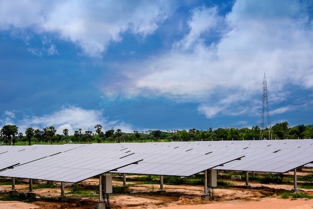 Solar Farm Ciel naturel et panneau solaire vert