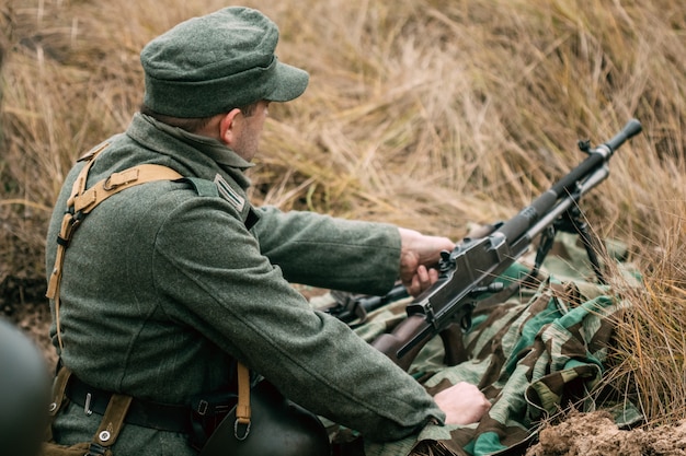 Soldat allemand avec une mitrailleuse dans la tranchée