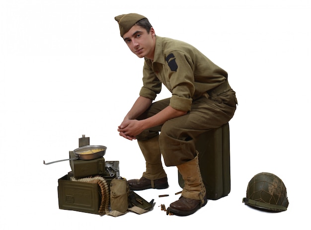 Soldat américain assis sur un jerrycan