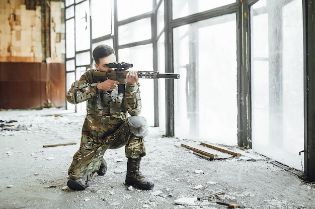 Soldat américain dans le bâtiment pendant l'opération militaire