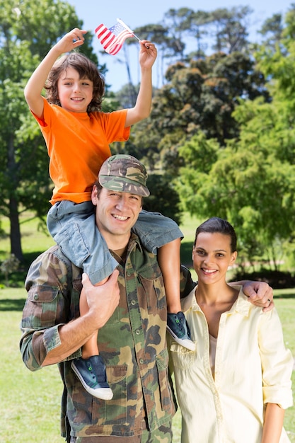 Soldat américain réuni avec la famille