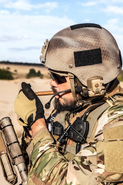 Soldat de l&#39;armée américaine fumant