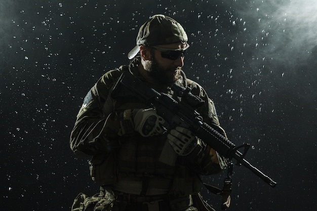 Soldat de l&#39;armée américaine sous la pluie