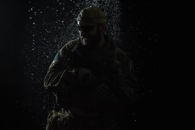 Soldat de l&#39;armée américaine sous la pluie