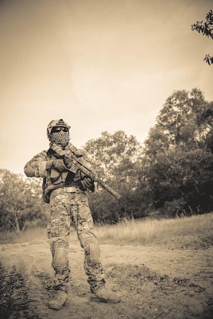 Soldat asiatique en gros plan avec des armes à la main dans la forêtpréparez-vous à la manœuvreconcept d'anciens combattants militairesarmée thaïlandaise