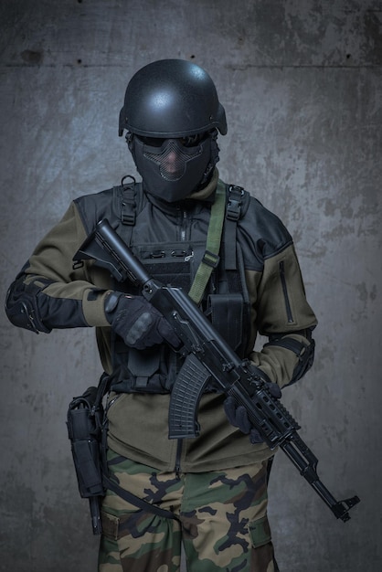 Soldat en casque avec fusil automatique dans les mains