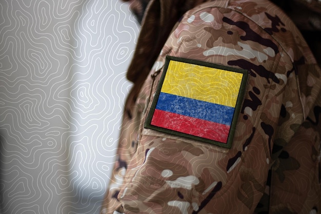 Soldat colombien Soldat avec drapeau Colombie Drapeau colombien sur un uniforme militaire Vêtements de camouflage de l'armée colombienne