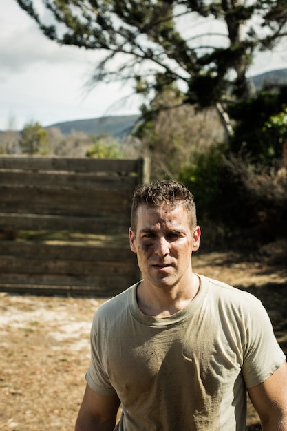 Soldat debout dans le camp d'entraînement