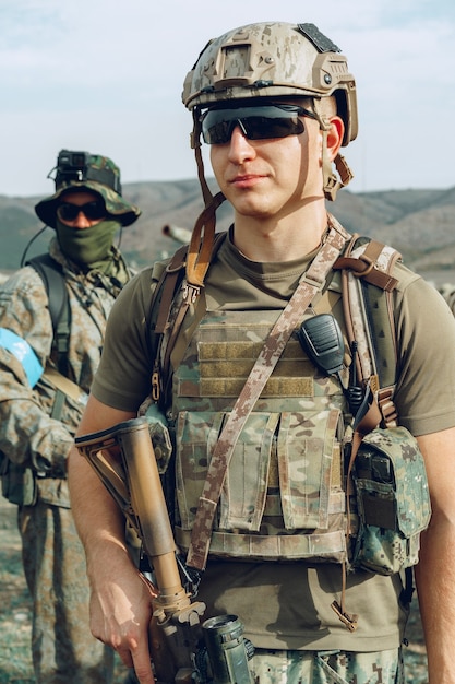 Soldat debout sur un polygone pendant l'entraînement militaire