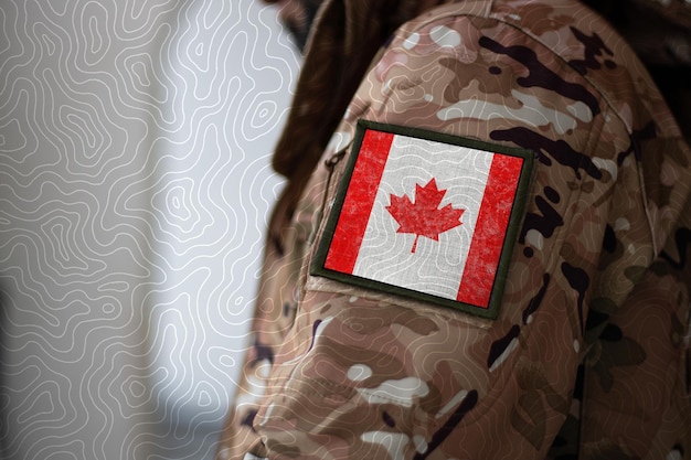 Soldat du Canada Soldat avec drapeau Canada Drapeau du Canada sur un uniforme militaire Vêtements de camouflage