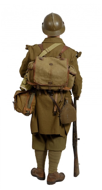 Soldat français en uniforme des années 1940, vue arrière