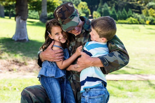 Soldat heureux réuni avec son fils et sa fille