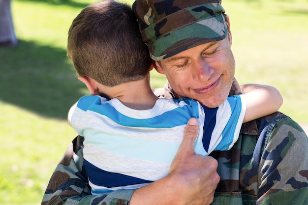 Soldat heureux réuni avec son fils