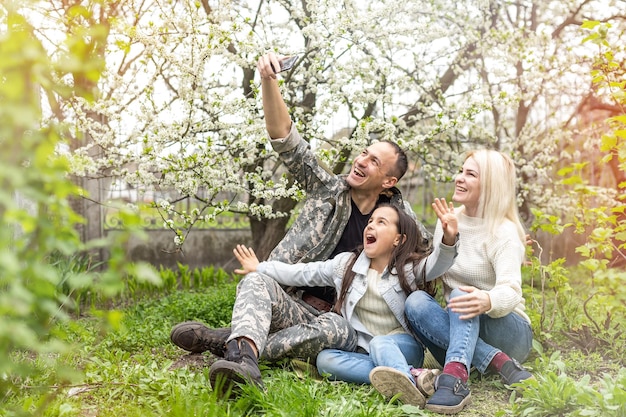 Soldat heureux avec sa famille dans le parc.